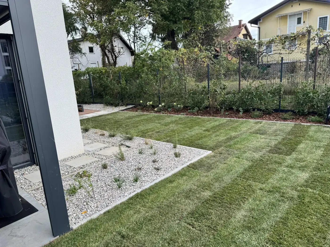 Urejen vrt s travno rušo, prodcem in zasaditvijo ob ograji
